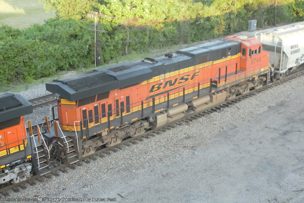 BNSF 6744